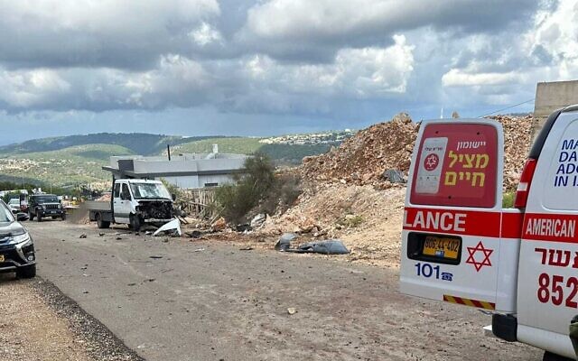Les secouristes sur le site d'une attaque à la roquette, à Shtula, dans le nord d'Israël, le 15 octobre 2023. (Crédit : MDA) Les secouristes sur le site d'une attaque à la roquette, à Shtula, dans le nord d'Israël, le 15 octobre 2023. (Crédit : MDA)