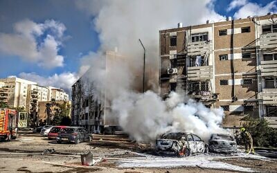 Des pompiers éteignant un incendie après un tir de roquette, à Ashkelon, pendant la guerre Israël-Gaza 2023. (Crédit : EVP)