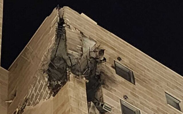 Dommages causés à une maison à Sderot par l'impact d'une roquette le 17 octobre 2023. (Crédit : Municipalité de Sderot) Dommages causés à une maison à Sderot par l'impact d'une roquette le 17 octobre 2023. (Crédit : Municipalité de Sderot)