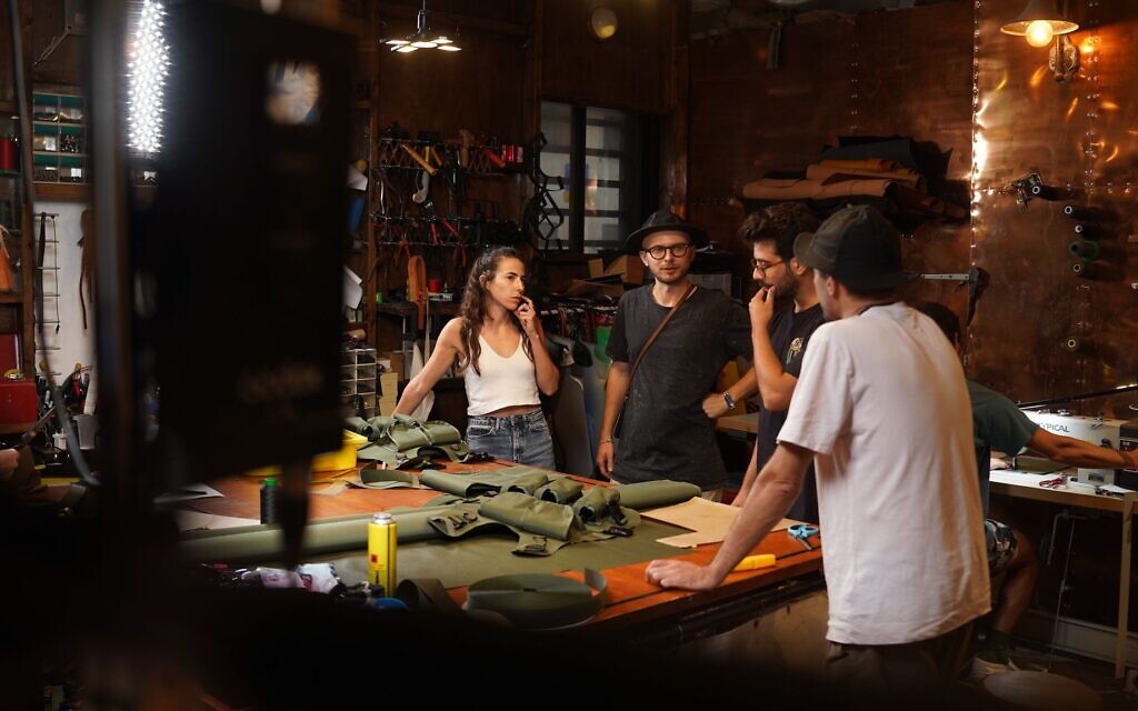 Safe Side, l'atelier de couture bénévole d'Oz Zechovoy qui conçoit et fabrique des pièces d'équipement de combat pour les soldats de la guerre Israël-Hamas 2023, à Jaffa. (Crédit : Oz Zechovoy)