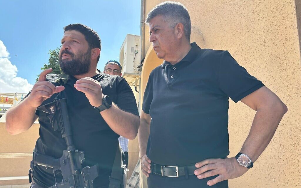 Le député Almog Cohen, à gauche, et le maire d'Ofakim Itzik Danino discutant de leurs expériences lors de l'assaut terroriste du 7 octobre du Hamas dans la ville du sud, le 15 octobre 2023. (Crédit : Carrie Keller-Lynn/Times of Israel)