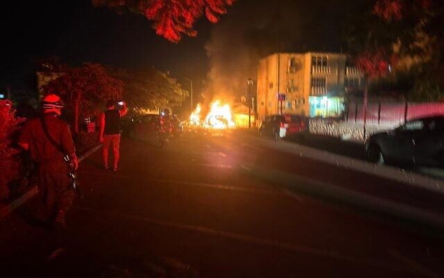 Un incendie dans la ville d'Ashkelon, au sud du pays, à la suite d'une attaque à la roquette en provenance de la bande de Gaza, le 20 octobre 2023. (Autorisation)