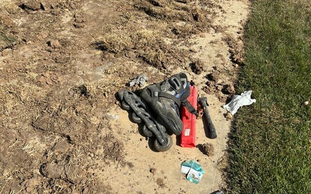 Un roller abandonné au kibboutz Beeri, dévasté par une attaque du Hamas en date du 7 octobre, photographiés le 20 octobre 2023. (Crédit : Carrie Keller-Lynn/The Times of Israel)