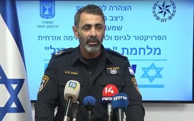 Shimon Lav, coordinateur du ministère de la Sécurité nationale pour l'établissement et l'armement des escadrons de sécurité civile et commissaire de police adjoint à la retraite, s'exprimant lors d'une conférence de presse au ministère, le 24 octobre 2023. (Crédit : Ministère de la Sécurité nationale)