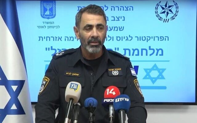 Shimon Lav, coordinateur du ministère de la Sécurité nationale pour l'établissement et l'armement des escadrons de sécurité civile et commissaire de police adjoint à la retraite, s'exprimant lors d'une conférence de presse au ministère, le 24 octobre 2023. (Crédit : Ministère de la Sécurité nationale) Shimon Lav, coordinateur du ministère de la Sécurité nationale pour l'établissement et l'armement des escadrons de sécurité civile et commissaire de police adjoint à la retraite, s'exprimant lors d'une conférence de presse au ministère, le 24 octobre 2023. (Crédit : Ministère de la Sécurité nationale)