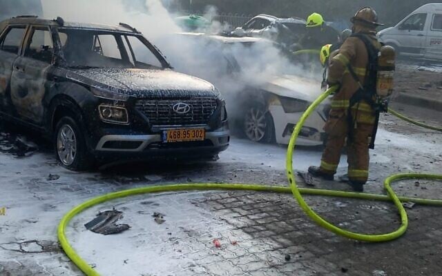Des pompiers éteignent l'incendie d'une voiture causé par l'impact d'une roquette à Ashdod, le 31 octobre 2023. (Crédit : Services d'incendie et de secours) Des pompiers éteignent l'incendie d'une voiture causé par l'impact d'une roquette à Ashdod, le 31 octobre 2023. (Crédit : Services d'incendie et de secours)