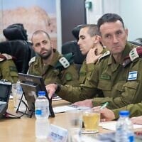 Le chef d'état-major de l'armée israélienne, le lieutenant-général Herzl Halevi, tenant une réunion d'évaluation au Commandement du Sud, à Beer Sheva, le 8 octobre 2023. (Crédit : Armée israélienne)