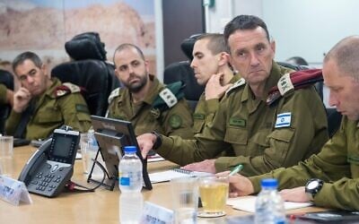 Le chef d'état-major de l'armée israélienne, le lieutenant-général Herzl Halevi, tenant une réunion d'évaluation au Commandement du Sud, à Beer Sheva, le 8 octobre 2023. (Crédit : Armée israélienne)