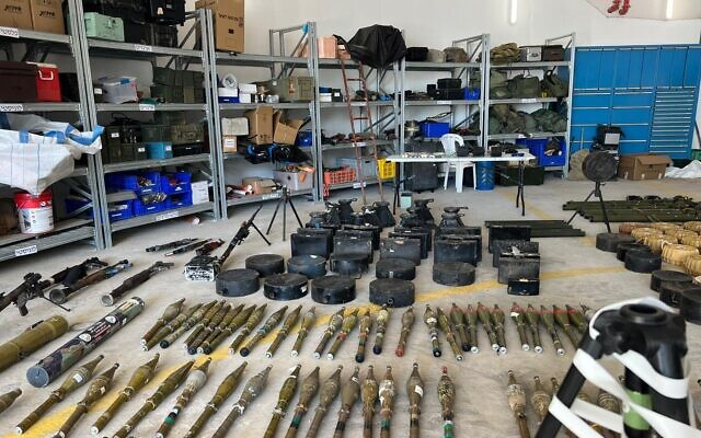 Des armes récupérées sur des terroristes du Hamas exposées sur une base militaire dans le sud d'Israël, le 15 octobre 2023. (Crédit : Armée israélienne) Des armes récupérées sur des terroristes du Hamas exposées sur une base militaire dans le sud d'Israël, le 15 octobre 2023. (Crédit : Armée israélienne)