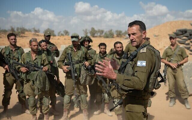 Le chef d'état-major de Tsahal, le lieutenant-général Herzi Halevi, s'adressant aux troupes dans le sud d'Israël le 15 octobre 2023. (Crédit : Armée israélienne) Le chef d'état-major de Tsahal, le lieutenant-général Herzi Halevi, s'adressant aux troupes dans le sud d'Israël le 15 octobre 2023. (Crédit : Armée israélienne)