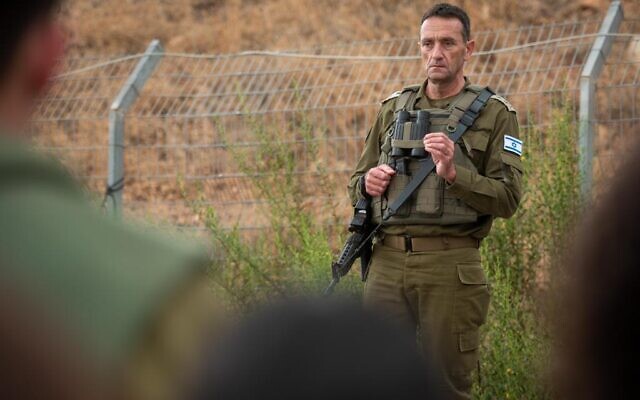 Le chef d'état-major de l'armée israélienne, le lieutenant-général Herzi Halevi, au Commandement du Nord, à Safed, le 17 octobre 2023. (Crédit : Armée israélienne) Le chef d'état-major de l'armée israélienne, le lieutenant-général Herzi Halevi, au Commandement du Nord, à Safed, le 17 octobre 2023. (Crédit : Armée israélienne)