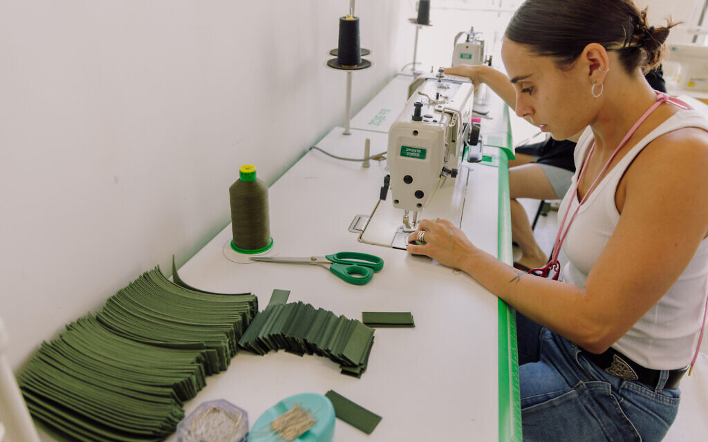 Des centaines de bénévoles se relayant chaque jour à l'école de design Shenkar pour aider l'armée israélienne à équiper les soldats lors de la guerre Israël-Hamas 2023, à Tel Aviv. (Crédit : Yahav Trudler)