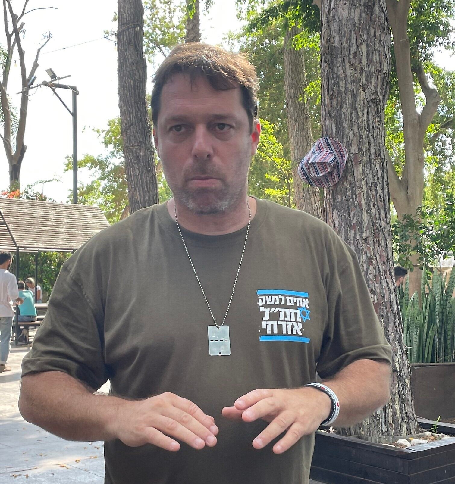 Eyal Naveh, une figure de proue des Frères d'armes au Centre d'opérations civiles, au centre de convention Expo Tel Aviv, le 19 octobre 2023. (Crédit : Sue Surkes/Times of Israel)
