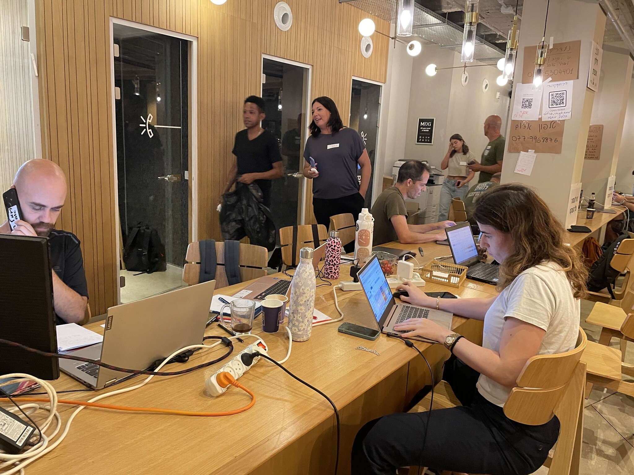 Par équipes, des volontaires traitent les demandes de la population, Or est à gauche, au Centre d'opérations civiles, au centre de convention Expo Tel Aviv, le 19 octobre 2023. (Crédit : Sue Surkes/Times of Israel)