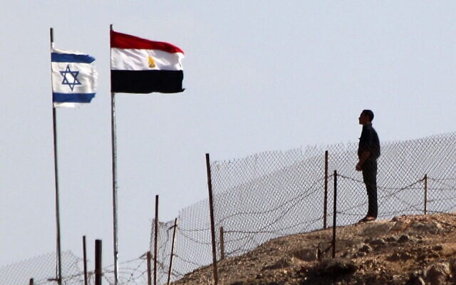 Un soldat égyptien montant la garde au point de passage de Taba entre l’Égypte et Israël le 26 octobre 2011. (Crédit : Mahmud Khaled/AFP) Un soldat égyptien montant la garde au point de passage de Taba entre l’Égypte et Israël le 26 octobre 2011. (Crédit : Mahmud Khaled/AFP)