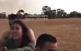 L'Israélienne Noa Argamani kidnappée par un terroriste du Hamas dans le sud d'Israël, le 7 octobre 2023. (Crédit : Capture d'écran ; utilisée conformément à la clause 27a de la loi sur les droits d'auteur)