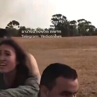 L'Israélienne Noa Argamani kidnappée par un terroriste du Hamas dans le sud d'Israël, le 7 octobre 2023. (Crédit : Capture d'écran ; utilisée conformément à la clause 27a de la loi sur les droits d'auteur)