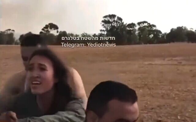 L'Israélienne Noa Argamani en train d'être enlevée par des terroristes du Hamas dans le sud du pays, le 7 octobre 2023. (Crédit : Capture d'écran ; utilisée conformément à la clause 27a de la loi sur les droits d'auteur)