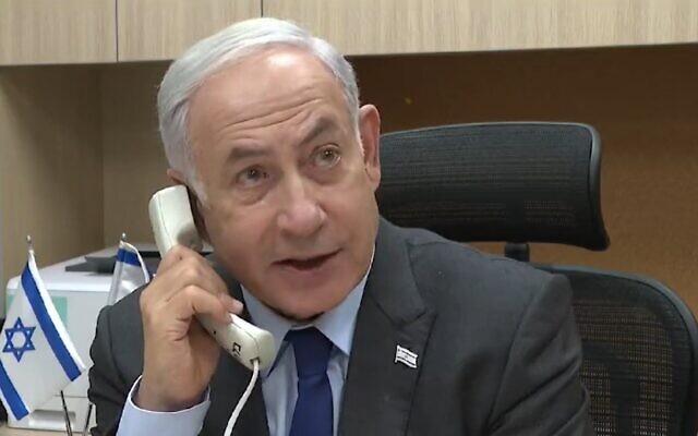 Le Premier ministre Benjamin Netanyahu parlant au téléphone avec le président américain Joe Biden, le 10 octobre 2023. (Crédit : Capture d'écran/GPO) Le Premier ministre Benjamin Netanyahu parlant au téléphone avec le président américain Joe Biden, le 10 octobre 2023. (Crédit : Capture d'écran/GPO)