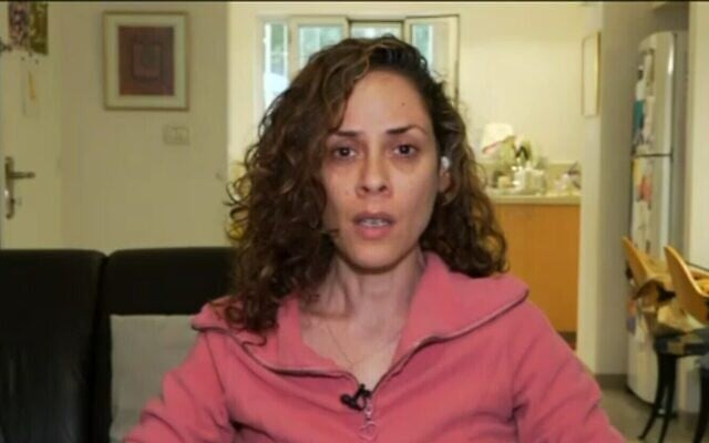 Avital Aladjem parlant à la Douzième chaîne le 9 octobre 2023. (Crédit : Capture d'écran ; utilisée conformément à l'article 27a de la loi sur les droits d'auteur) Avital Aladjem parlant à la Douzième chaîne le 9 octobre 2023. (Crédit : Capture d'écran ; utilisée conformément à l'article 27a de la loi sur les droits d'auteur)
