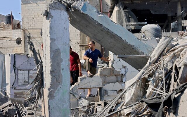 Des gens recherchent des survivants après une frappe aérienne israélienne à Rafah, dans le sud de la bande de Gaza, le 11 octobre 2023. (Crédit : SAID KHATIB / AFP) Des gens recherchent des survivants après une frappe aérienne israélienne à Rafah, dans le sud de la bande de Gaza, le 11 octobre 2023. (Crédit : SAID KHATIB / AFP)