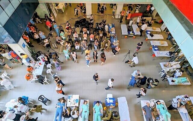 Des Israéliens donnant leur sang à l'hôpital Ichilov de Tel Aviv, le 10 octobre 2023. (Crédit : Hôpital Ichilov)