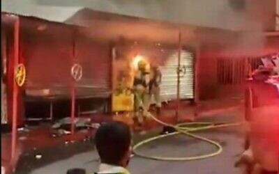 Le magasin de vélos d'Alaa Amara, à Taibe, incendié, une image qui a beaucoup circulé sur les réseaux sociaux, le 14 octobre 2023. (Crédit : Capture d'écran ; utilisée conformément à l'article 27a de la loi sur le droit d'auteur)