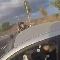 Image d'une caméra corporelle du Hamas montrant des terroristes s'approchant d'un véhicule israélien lors de l'attaque menée par le groupe terroriste palestinien, dans le sud d'Israël, le 7 octobre 2023. (Crédit : Capture d'écran de l'agence de presse de l’armée et du gouvernement israéliens)
