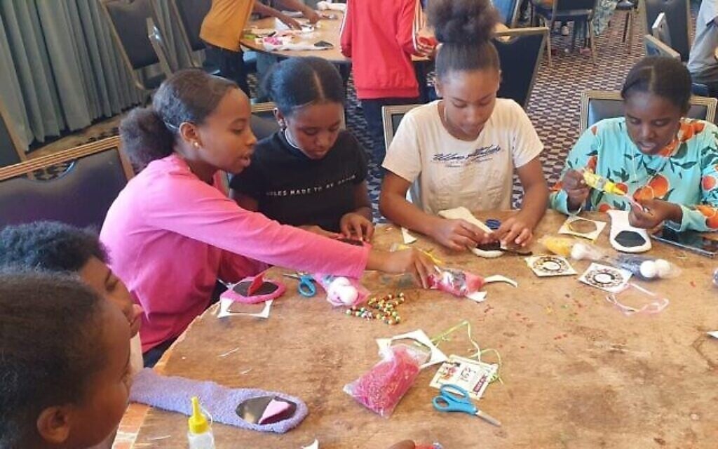 De jeunes olim originaires d'Éthiopie en plein activité créative au Nir Etzion Resort, dans le nord d'Israël, en octobre 2023. (Avec l'aimable autorisation d'Embet Chekol, Agence juive)