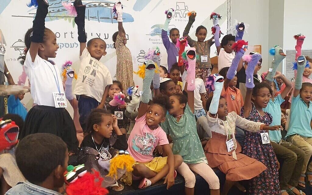 Des enfants immigrés d'Éthiopie montrant leurs marionnettes au centre de villégiature de Nir Etzion, dans le nord d'Israël, le 11 octobre 2023. (Crédit : Embet Chekol/Agence juive)