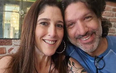 Deborah et Shlomi Matias, abattus sous les yeux de leur fils Rotem, 16 ans, par les terroristes du Hamas au kibboutz Holit le 7 octobre 2023. (Crédit : Autorisation)