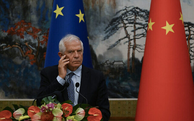 Josep Borrell, haut représentant de l'UE pour les affaires étrangères et la politique de sécurité, participe au dialogue stratégique de haut niveau UE-Chine à la Maison d'hôtes d'État Diaoyutai, à Pékin, le 13 octobre 2023. (Crédit : Pedro Pardo/AFP)