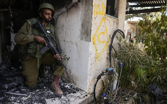 Un soldat israélien en position, dans le kibboutz Kfar Aza, le 10 octobre 2023. (Crédit : Ohad Zwigenberg/AP) Un soldat israélien en position, dans le kibboutz Kfar Aza, le 10 octobre 2023. (Crédit : Ohad Zwigenberg/AP)