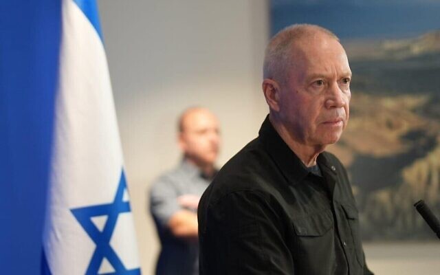 Le ministre de la Défense Yoav Gallant s'adressant à la presse israélienne depuis le quartier général de Tsahal, à Tel Aviv, le 26 octobre 2023. (Crédit : Elad Malka/Ministère de la Défense) Le ministre de la Défense Yoav Gallant s'adressant à la presse israélienne depuis le quartier général de Tsahal, à Tel Aviv, le 26 octobre 2023. (Crédit : Elad Malka/Ministère de la Défense)