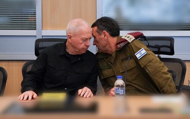 Le ministre de la Défense Yoav Gallant (à gauche) procédant à une évaluation quotidienne de la situation sécuritaire avec les hauts responsables de la sécurité, dont le chef d'état-major de l'armée israélienne Herzi Halevi, 26 octobre 2023. (Crédit : Ariel Hermoni/Ministère de la Défense)