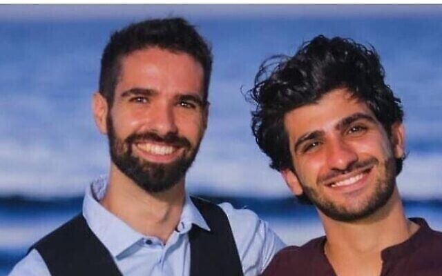 Le capitaine réserviste Sagi Golan, à gauche, et son fiancé Omer Ohana. (Crédit : Capture d'écran) Le capitaine réserviste Sagi Golan, à gauche, et son fiancé Omer Ohana. (Crédit : Capture d'écran)