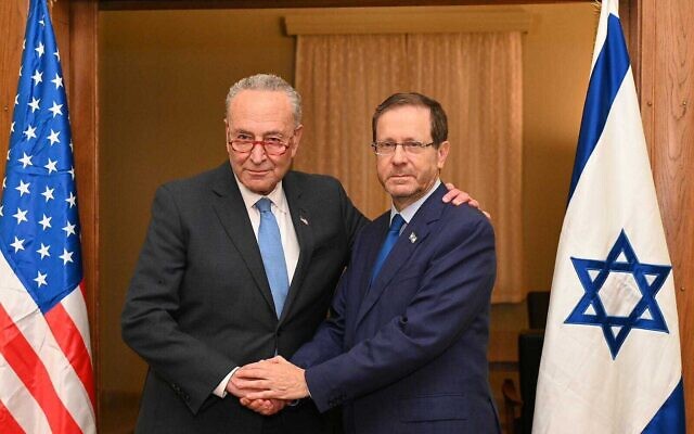 Le leader de la majorité au sénat américain Chuck Schumer rencontre le président Isaac Herzog à la Kirya à Tel Aviv, le 15 octobre 2023. (Crédit : Haim Zach/GPO) Le leader de la majorité au sénat américain Chuck Schumer rencontre le président Isaac Herzog à la Kirya à Tel Aviv, le 15 octobre 2023. (Crédit : Haim Zach/GPO)