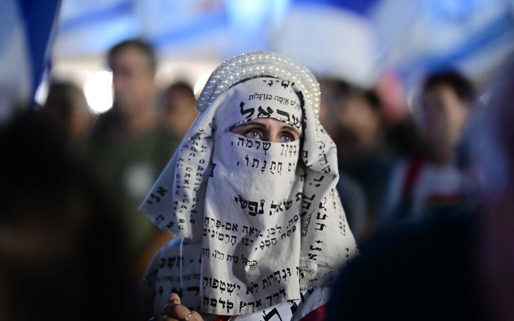 Hila Galili manifestant lors d'un rassemblement de prière contre le gouvernement, à Tel Aviv, en Israël, le 29 septembre 2023. (Crédit : Tomer Neuberg/Flash90) Hila Galili manifestant lors d'un rassemblement de prière contre le gouvernement, à Tel Aviv, en Israël, le 29 septembre 2023. (Crédit : Tomer Neuberg/Flash90)
