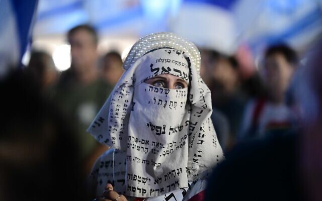 Hila Galili manifestant lors d'un rassemblement de prière contre le gouvernement, à Tel Aviv, en Israël, le 29 septembre 2023. (Crédit : Tomer Neuberg/Flash90)