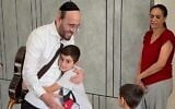 Pini Einhorn réconforte un enfant lors d'une shiva en Israël, en octobre 2023. (Avec l'aimable autorisation de Pini Einhorn)