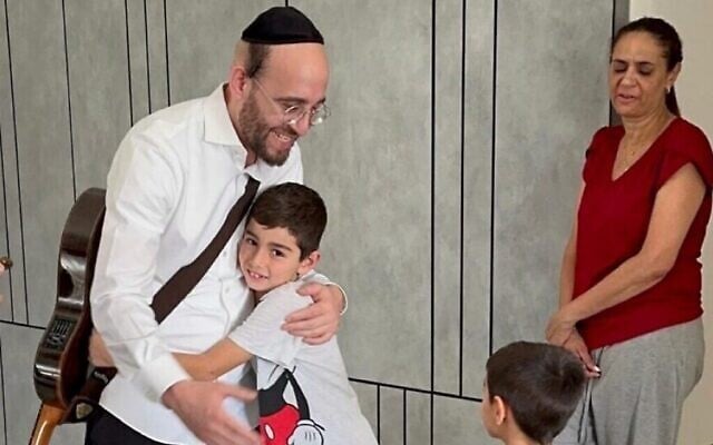 Pini Einhorn réconforte un enfant lors d'une shiva en Israël, en octobre 2023. (Avec l'aimable autorisation de Pini Einhorn)
