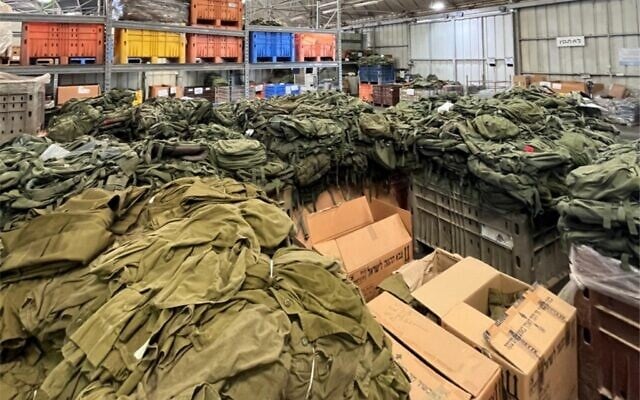 Illustration : Uniformes et gilets pare-balles préparés pour la distribution aux réservistes, le 10 octobre 2023. (Crédit : Armée israélienne)