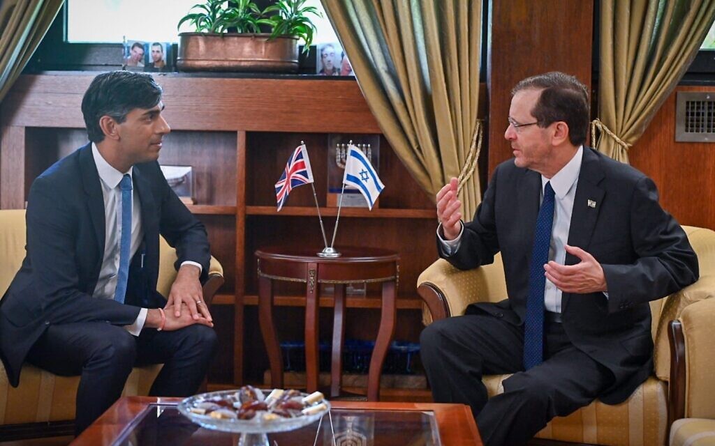 Le président Isaac Herzog, à droite, et le Premier ministre Rishi Sunak à la résidence présidentielle, à Jérusalem, le 19 octobre 2023. (Crédit : Kobi Gideon/GPO)