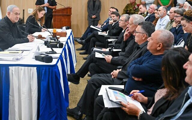 Le Premier ministre Benjamin Netanyahu et le membres du gouvernement d'urgence, le 15 octobre 2023. (Crédit : Kobi Gideon/GPO) Le Premier ministre Benjamin Netanyahu et le membres du gouvernement d'urgence, le 15 octobre 2023. (Crédit : Kobi Gideon/GPO)
