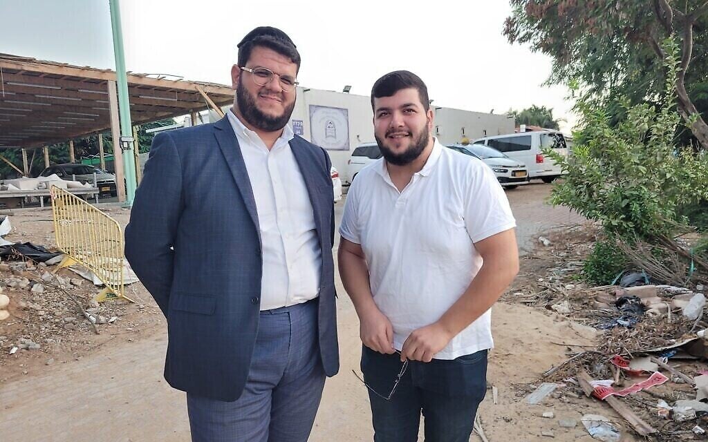 Aviel Zaguri, à gauche, et son frère Meir devant leur yeshiva à Netivot, en Israël, le 15 octobre 2023. (Crédit : Canaan Lidor/Times of Israël) Aviel Zaguri, à gauche, et son frère Meir devant leur yeshiva à Netivot, en Israël, le 15 octobre 2023. (Crédit : Canaan Lidor/Times of Israël)