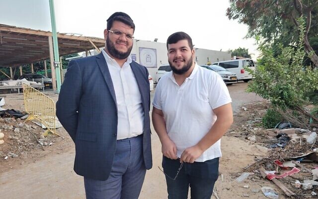 Aviel Zaguri, à gauche, et son frère Meir devant leur yeshiva à Netivot, en Israël, le 15 octobre 2023. (Crédit : Canaan Lidor/Times of Israël)