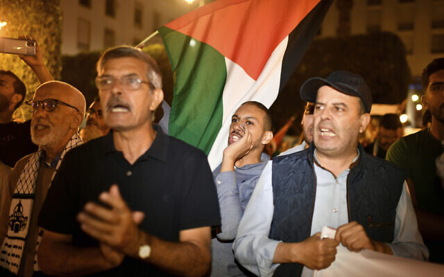 Des centaines de Marocains participant à une manifestation en solidarité avec les Palestiniens de Gaza à la suite d'une explosion près de l'hôpital al-Ahli, ou hôpital baptiste à Rabat, au Maroc, le 17 octobre 2023. (Crédit : AP Photo)