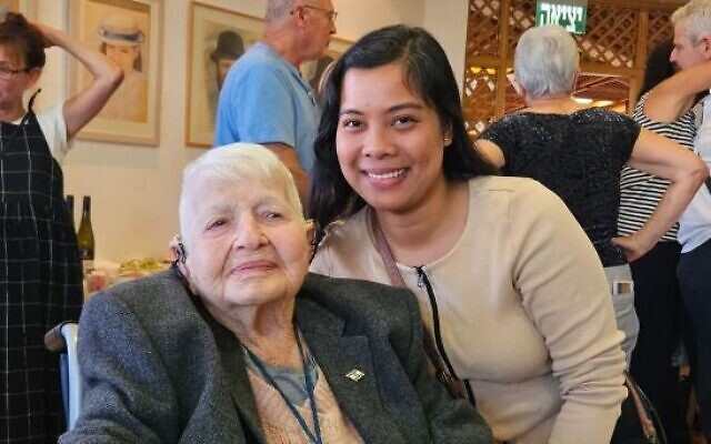 Nitza Hefetz, en compagnie de Camille Jesalva, fêtant son 95e anniversaire au foyer Nofim pour personnes âgées ,à Jérusalem, le 22 octobre 2023. (Crédit : Facebook ; utilisée conformément à l'article 27a de la loi sur le droit d'auteur) Nitza Hefetz, en compagnie de Camille Jesalva, fêtant son 95e anniversaire au foyer Nofim pour personnes âgées ,à Jérusalem, le 22 octobre 2023. (Crédit : Facebook ; utilisée conformément à l'article 27a de la loi sur le droit d'auteur)