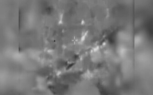 Une vidéo montrant Tsahal effectuer une frappe de drone contre une cellule terroriste lançant des mortiers sur le nord d’Israël, le 18 octobre 2023. (Crédit : Capture d’écran/Tsahal) Une vidéo montrant Tsahal effectuer une frappe de drone contre une cellule terroriste lançant des mortiers sur le nord d’Israël, le 18 octobre 2023. (Crédit : Capture d’écran/Tsahal)
