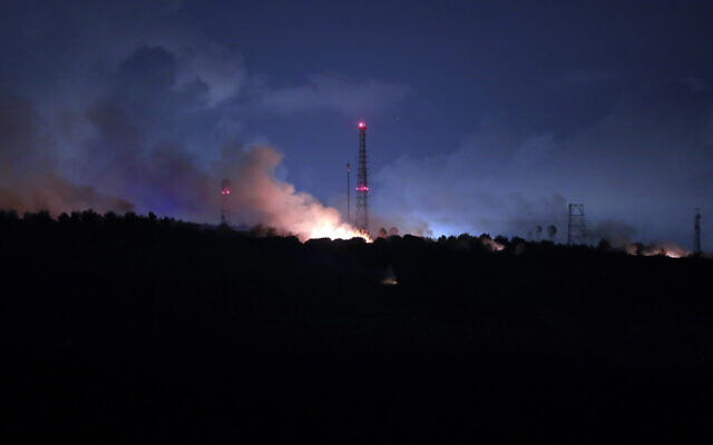 Un incendie après un bombardement israélien dans le village de Jal al-Allam, au sud du Liban, le 10 octobre 2023. (Crédit : Mohammed Zaatari/AP)